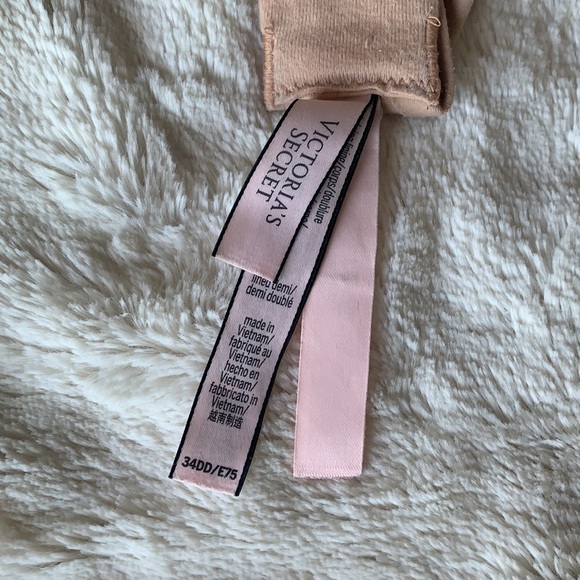 Victoria’s Secret lined Demi - Picture 3 of 5